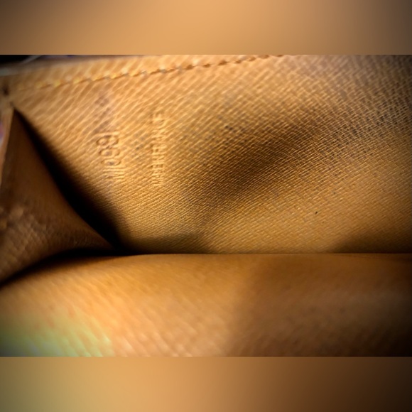 Louis Vuitton Long Bi-Fold Wallet - Picture 8 of 9